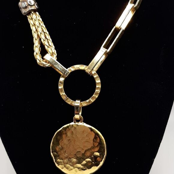NEW Gold toned necklace with pendant - Picture 2 of 7